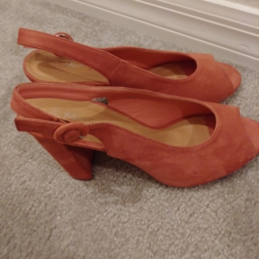 Heels with strap - Picture 2 of 4